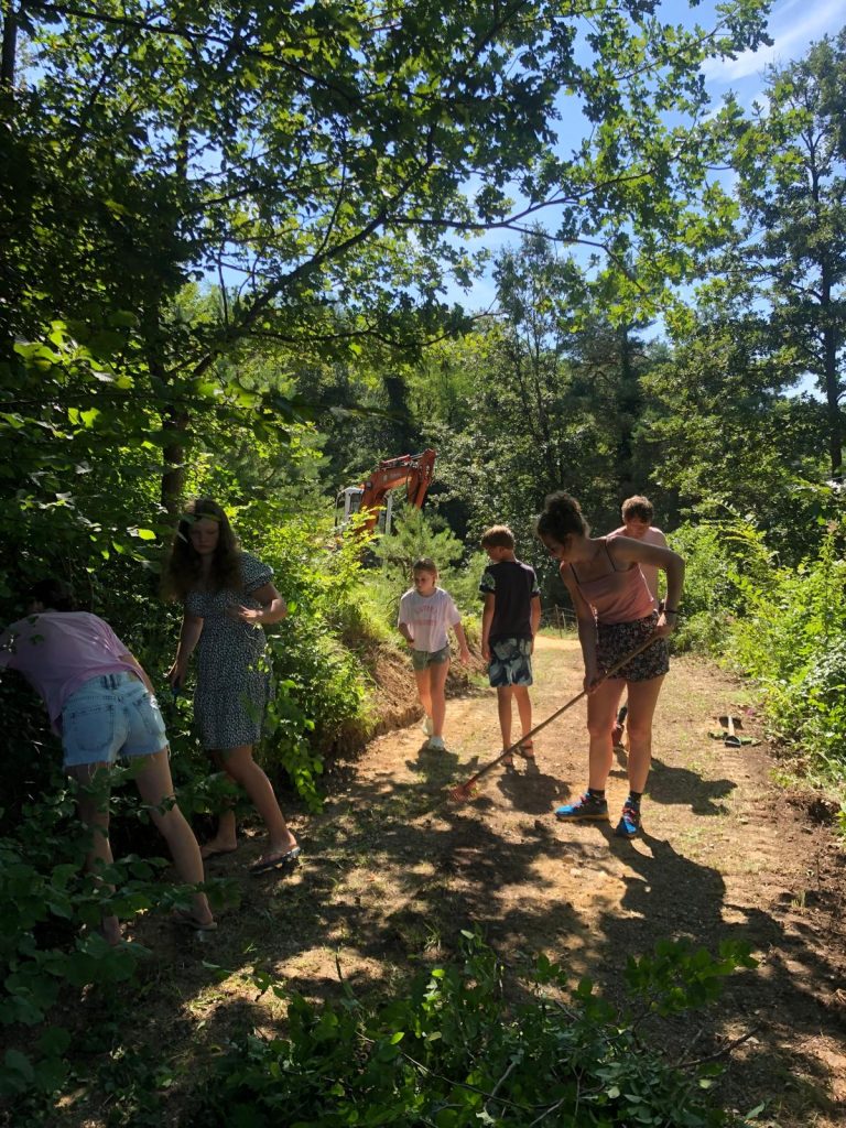 workaway work and stay helpen werkmeditatie samu bijdragen geven samenwerken goed doel gratis verblijven kamperen tent slovenie slovenia retreats retraites stilte natuur genieten rust ervaring leren vaardigheden buitenleven verwilderen wild wisdom intuitie spirituele ontwikkeling michelle houtman stefan den boer dankbaarheid