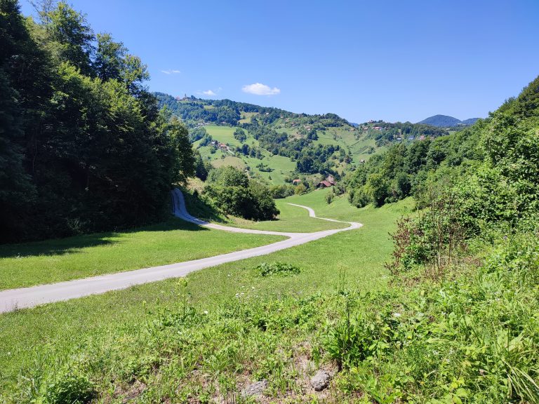 weekprogrammas retreats retraites slovenie boeken reserveren buitenleven slowliving natuur omgeving kamperen minicamping back to basic outdoor voorzieningen bell tenten tent kamperen camping buitenbelevenissen boeken mediteren wandelen yoga outdoor vaardigheden comfortzone leren persoonlijke ontwikkeling samenwerking verbinding contact samen bouwen